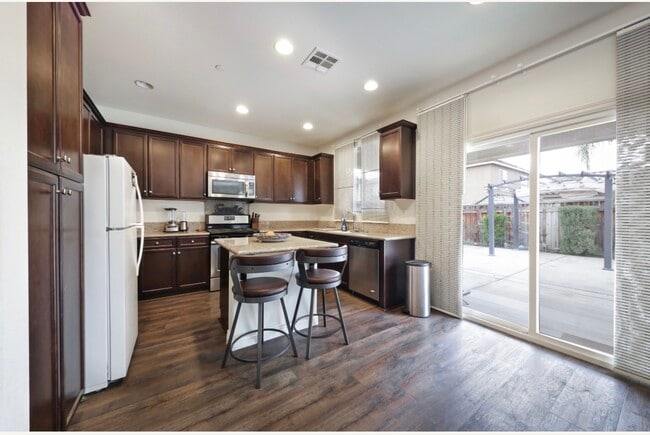 Building Photo - 5900 Warren Ridge Dr