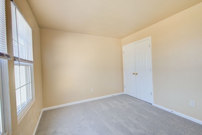 Building Photo - 3 Bed, 2.5 Bath Home Conveniently Located ...