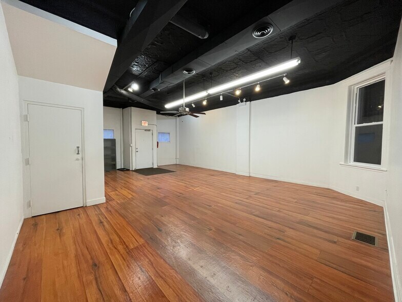 Building Photo - 3112 N California Ave