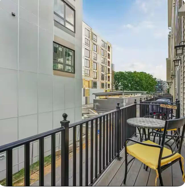 Building Photo - 721 Parkside Pl NE