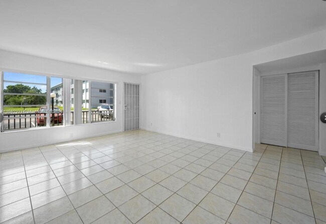 Building Photo - 1400 NE 169th St