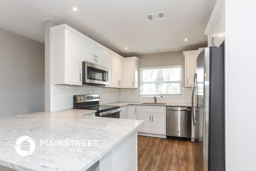 Building Photo - 2053 Barcelona Dr S