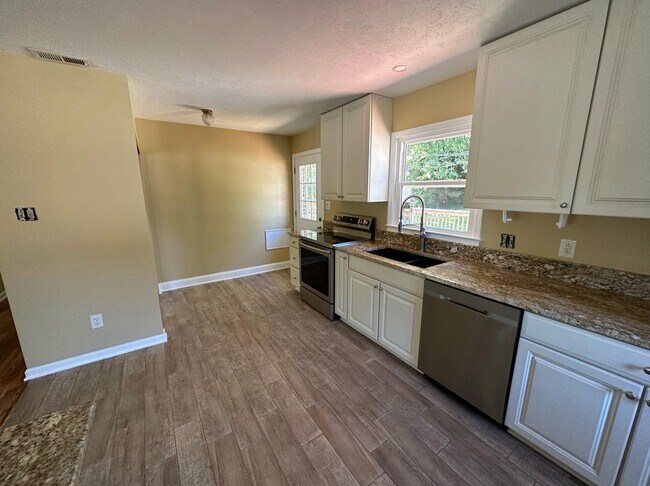 Building Photo - 348 Hermitage Dr