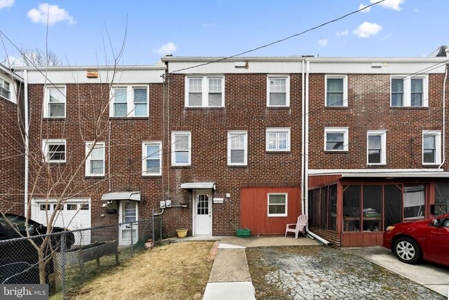 Building Photo - 5 Dowling Ave