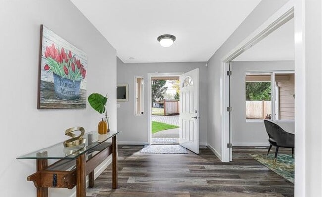 Building Photo - Beautiful Remodeled Home Kent!