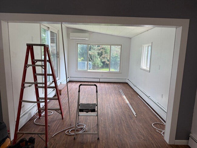 Building Photo - 3 bedrooms, 2 bathrooms, fenced in yard, e...