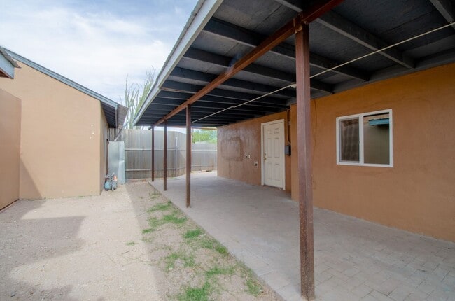 Building Photo - 2 Bed 1 Bath Home with Private Fenced Backyard!