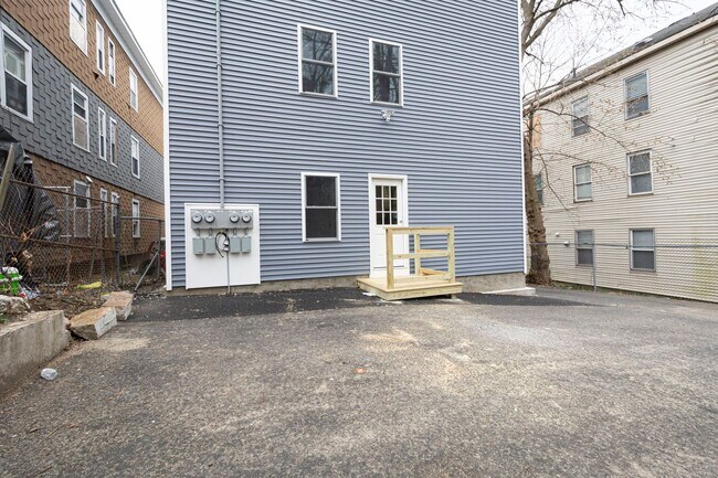 Building Photo - Remodeled 3 bedroom 1  bathroom 2nd Floor