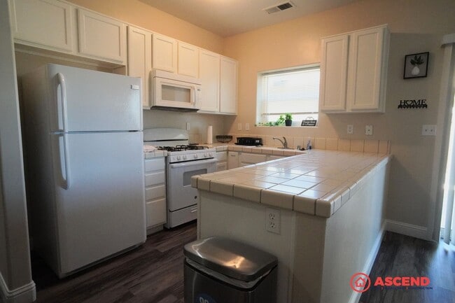 Building Photo - Fully Furnished Home In East Bakersfield!