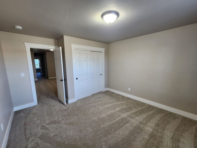 Building Photo - Beautiful, Spacious North Twin Falls Home