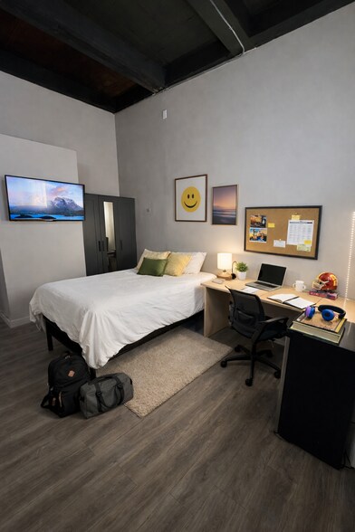 Large Private Room - 1248 W 24th St