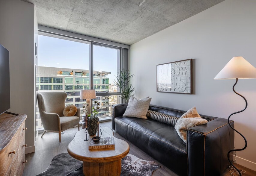 Building Photo - 123 N May St