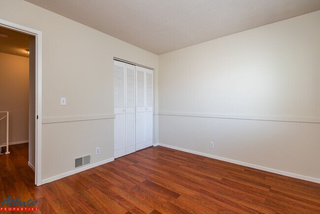 Building Photo - Lovely Condo | Hwd Laminate Flooring | Carport