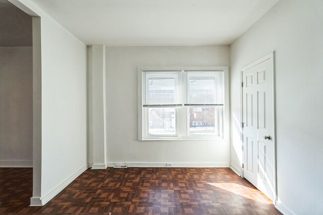 Building Photo - Recently Renovated 4 Bedroom, 1.5 Bath Nor...