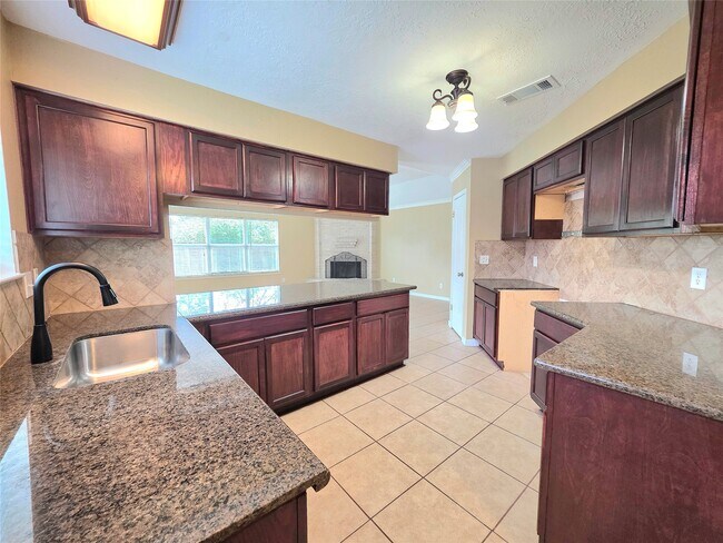 Building Photo - 6510 Lynngate Dr