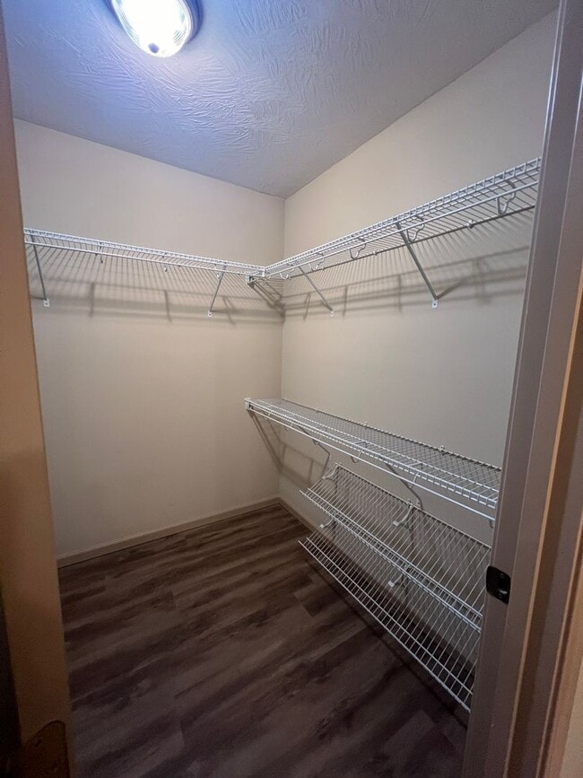 Building Photo - 2 bedroom/2 bath townhouse with 2 car garage