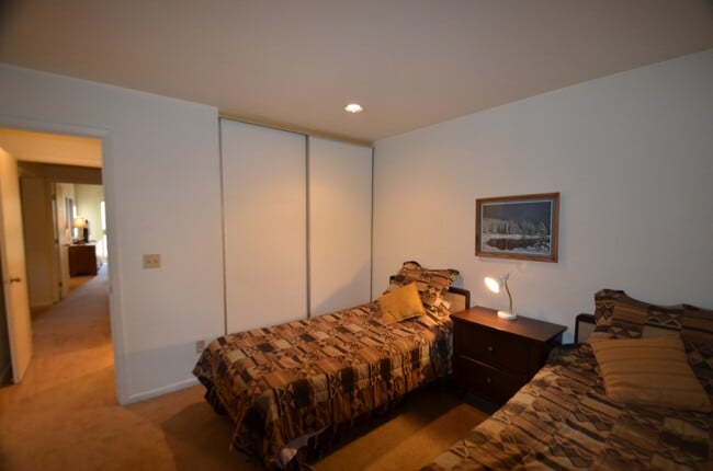 Building Photo - Long Winter Lease!  Fully Furnished, on bu...