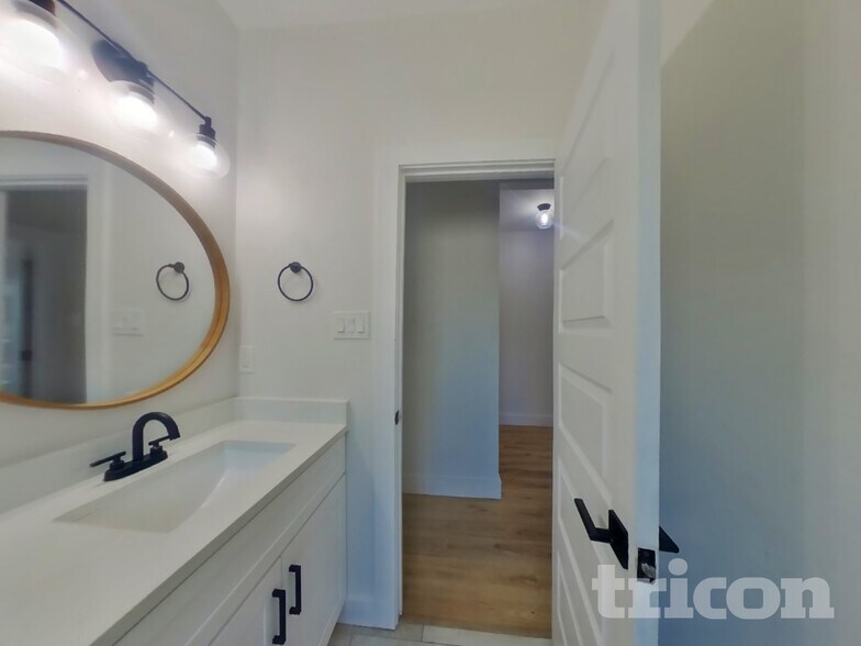 Building Photo - 328 Lakey Rd