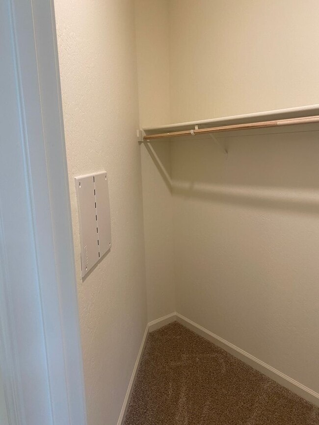 Building Photo - Newer 3 Bedroom 2 Bathroom Home in Tulare!