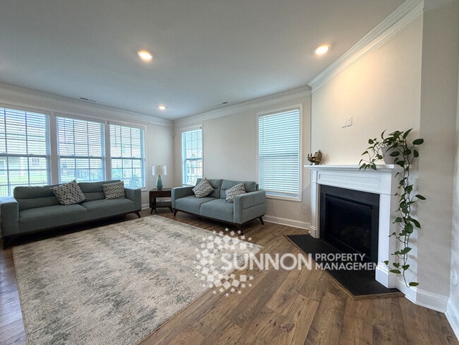 Building Photo - 5 Bed 4.5 Bath with Huge Bonus
