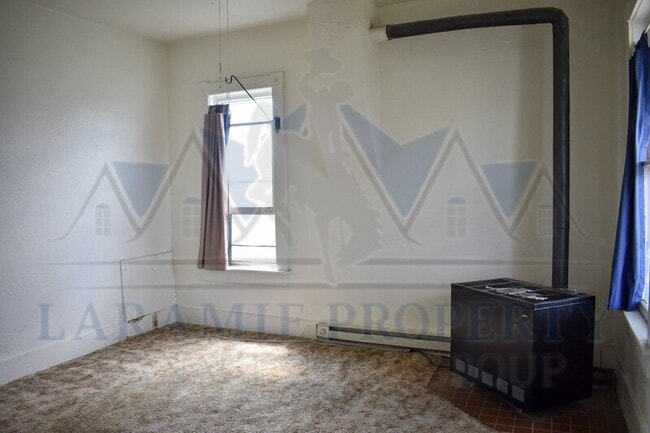 Building Photo - 208 E Sheridan St