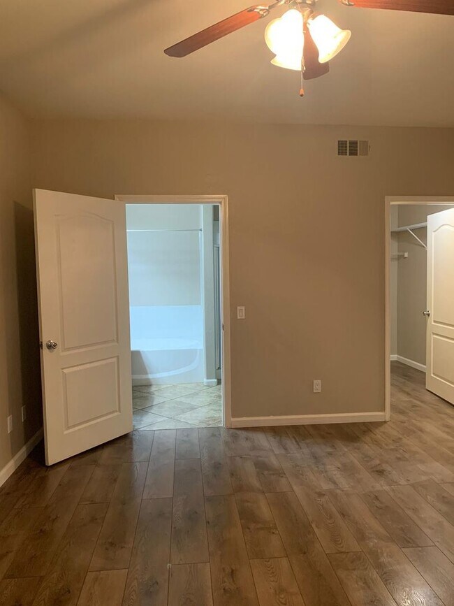 Building Photo - Beautiful 3 bedroom Condo in Summerlin- 2 weeks Free!!