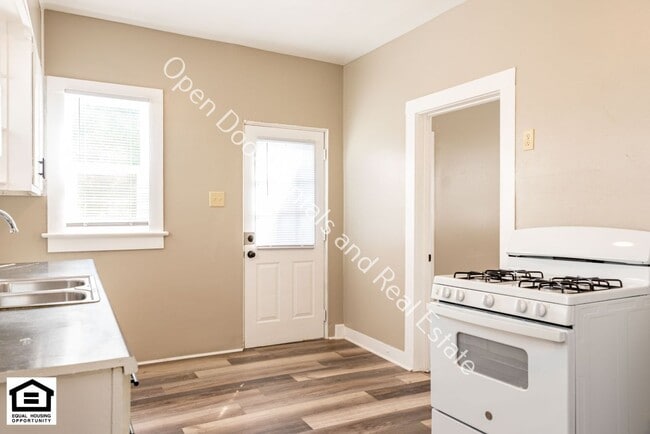 Building Photo - 2011 Hoagland Ave