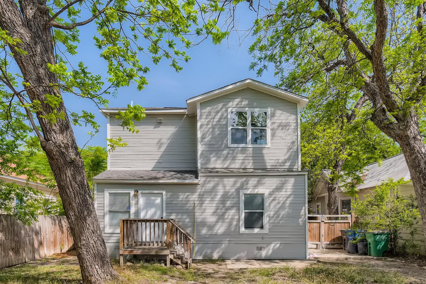 Building Photo - Updated & charming Lavaca home with large fenced yard