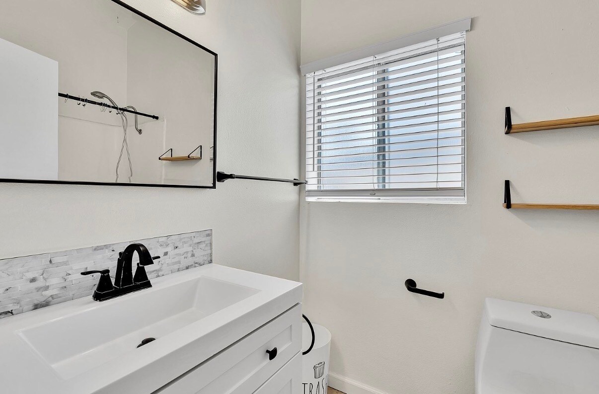Building Photo - 920 Raintree Pl