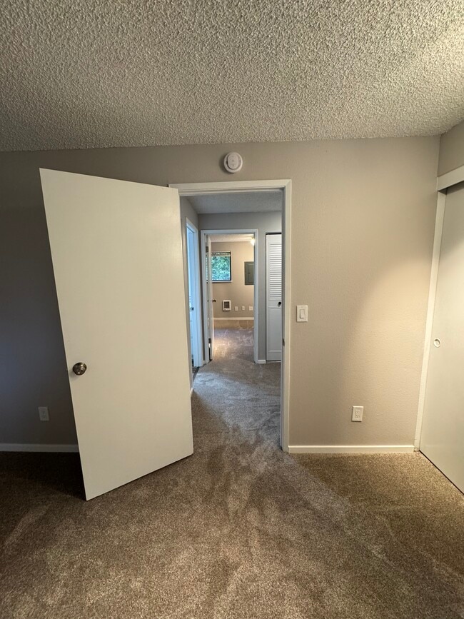 Building Photo - Fully Renovated 2 bedroom, 1.5 bath Apartment with New Appliances and Separate Garage!  Fully Rem...