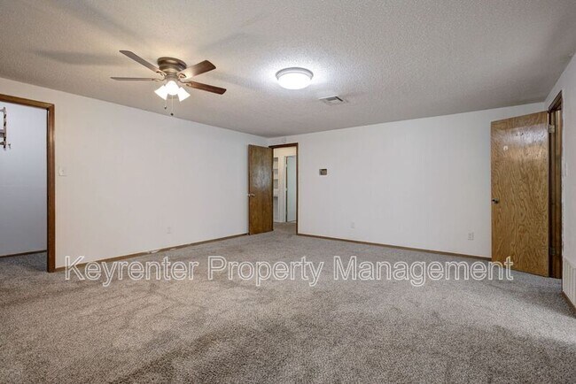 Building Photo - 1701 Oakhurst Ave