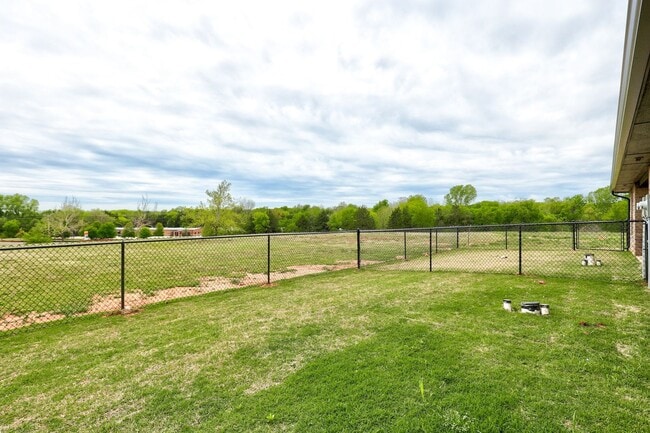 Building Photo - 710 League Cir