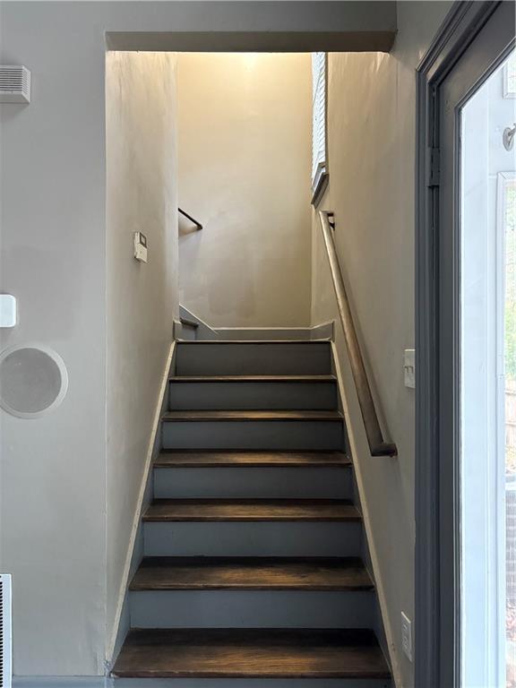 Building Photo - 1562 Linksview Close