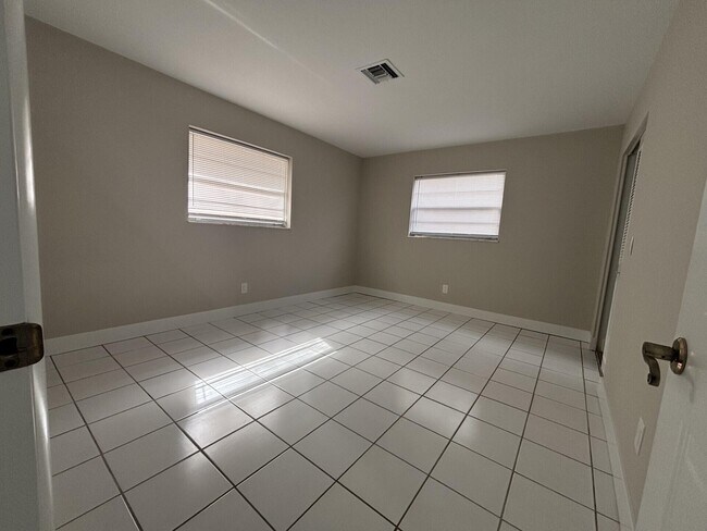 Building Photo - 1160 E 12th St