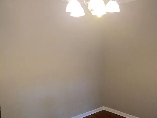 Building Photo - GREAT LOCATION 2BED 2BATH! FENCED IN YARD!