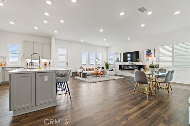 Building Photo - 9337 Astor