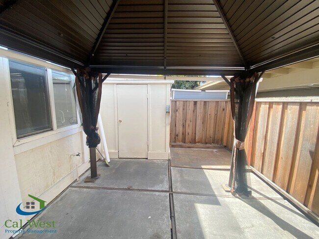 Building Photo - $3095-Updated Two Story Town Home in Bloss...