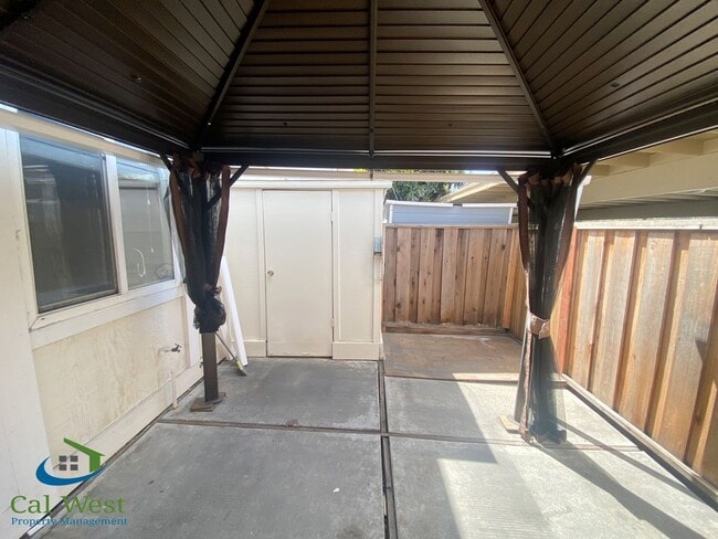 Building Photo - $3195-Updated Two Story Town Home in Bloss...