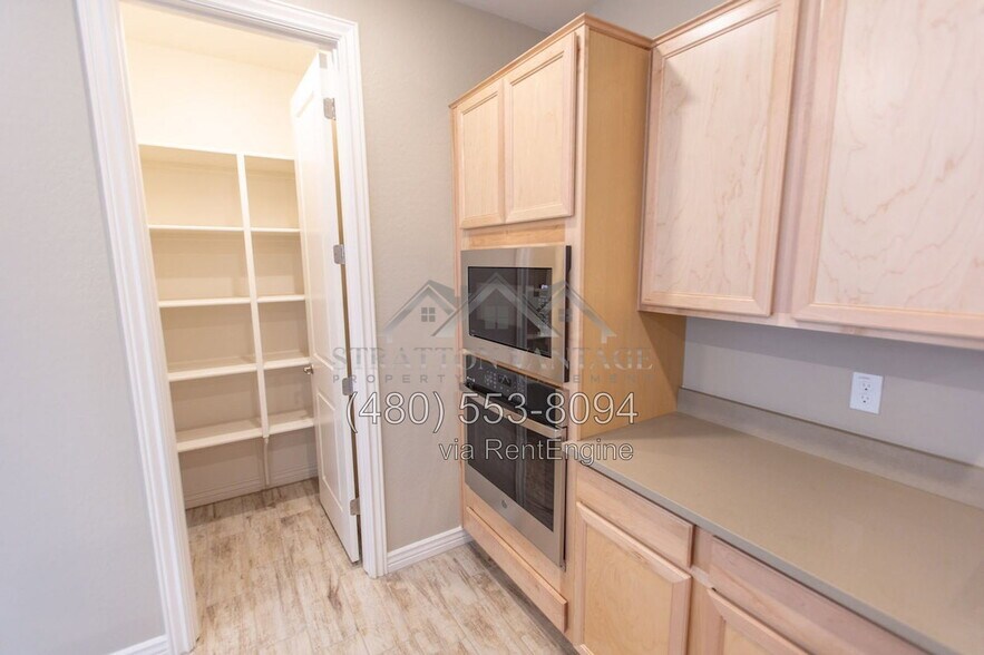 Building Photo - 15249 W Latham St