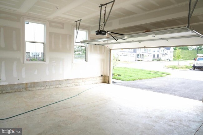 Building Photo - 610 Spruce Rd