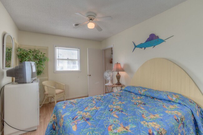 Building Photo - VINTAGE BEACHFRONT COTTAGE PERFECT FOR COZ...