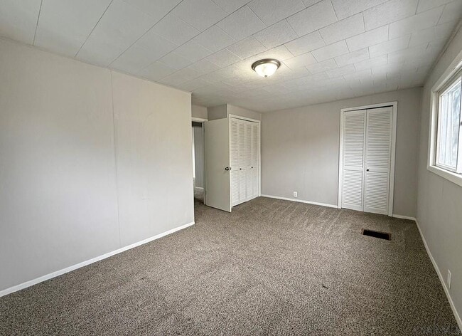 Building Photo - 512 Graham Ave