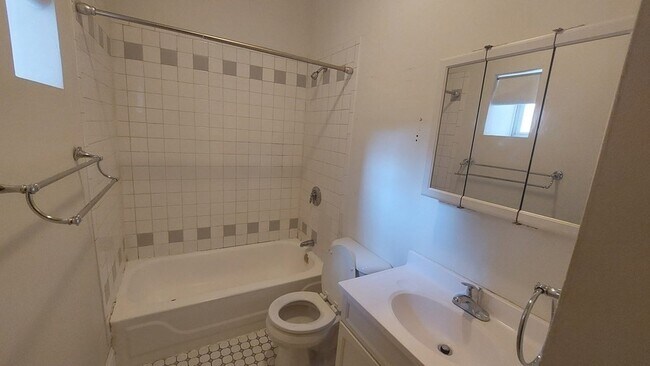 Building Photo - 76 W Cottage St