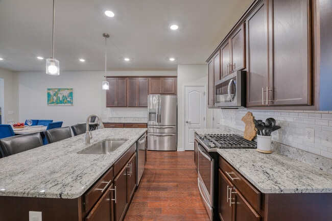 Building Photo - 2832 Fairgrove Cres