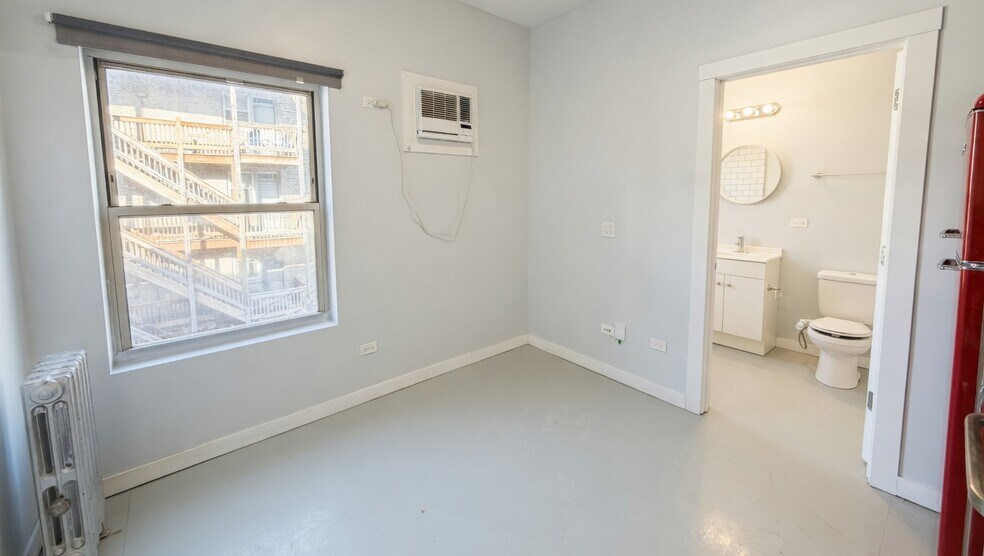 Building Photo - 4700 N Racine Ave