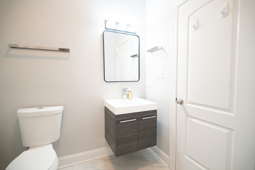 Building Photo - 7522 S Langley Ave