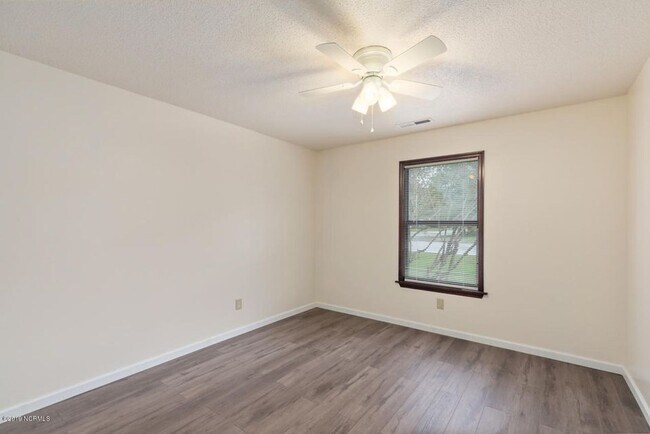 Building Photo - 2 Bedroom, 2 Bathroom Home