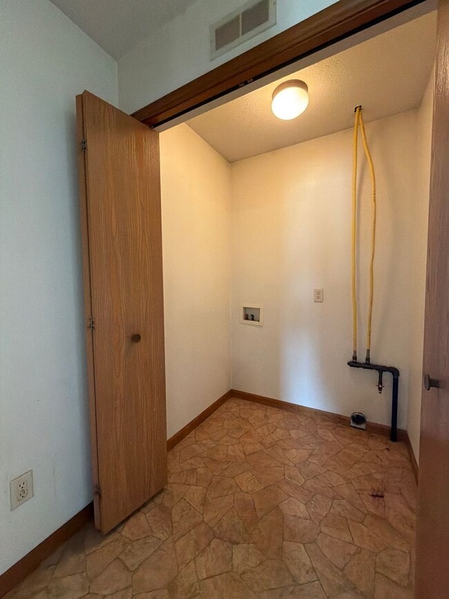Building Photo - 279 Woodridge Ct