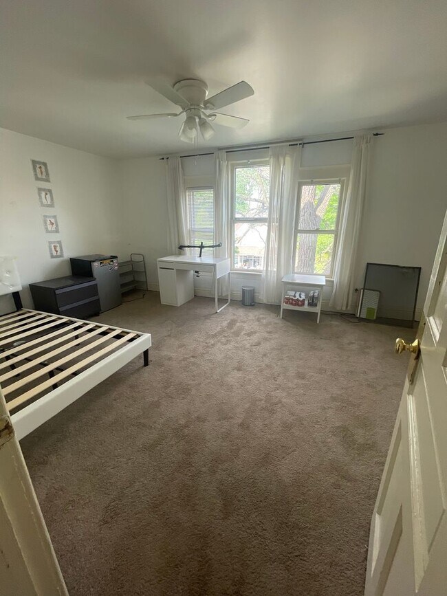 Building Photo - 841 E University Ave