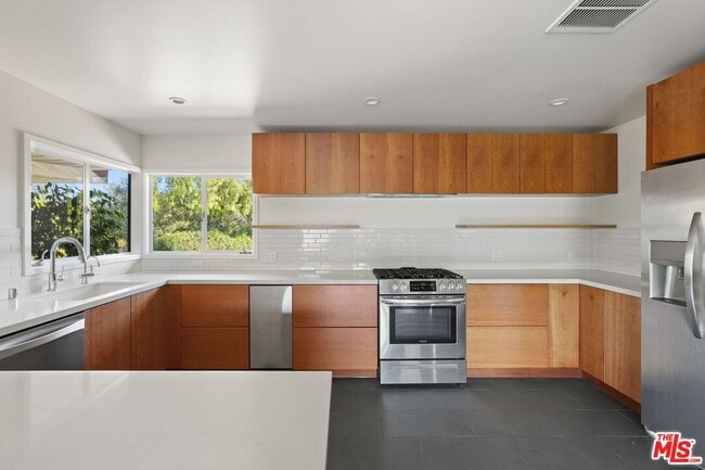 Building Photo - 21277 Entrada Rd